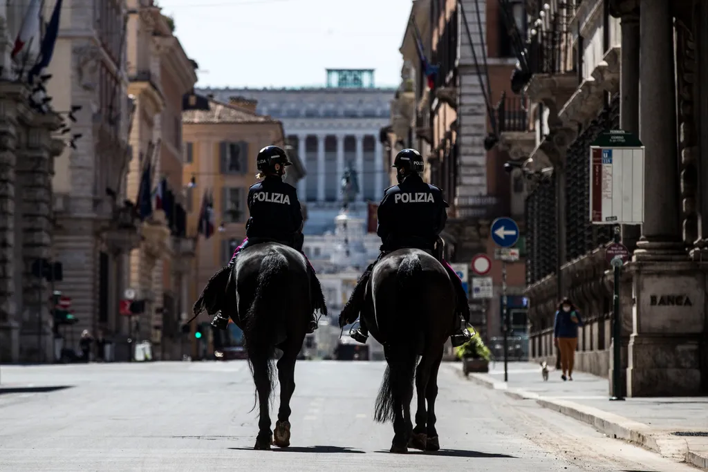 koronavírus, Olaszország, kijárársi tilalom, ellenőrzés, lovas rendőr 