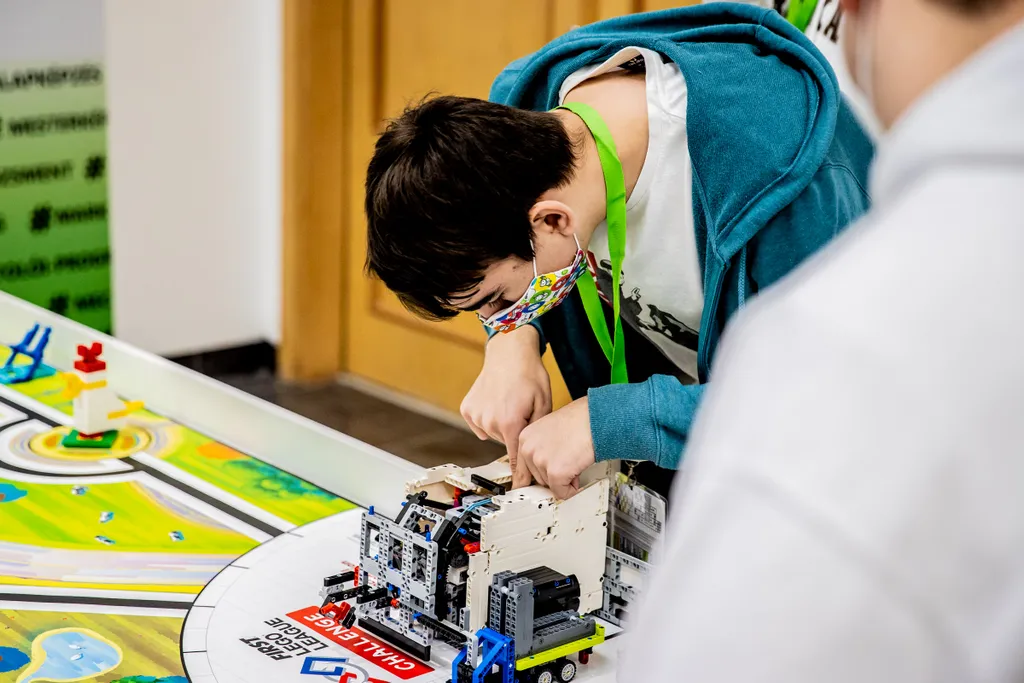 Újra legorobotokat programoznak a fiatalok az Edutus Egyetemen 