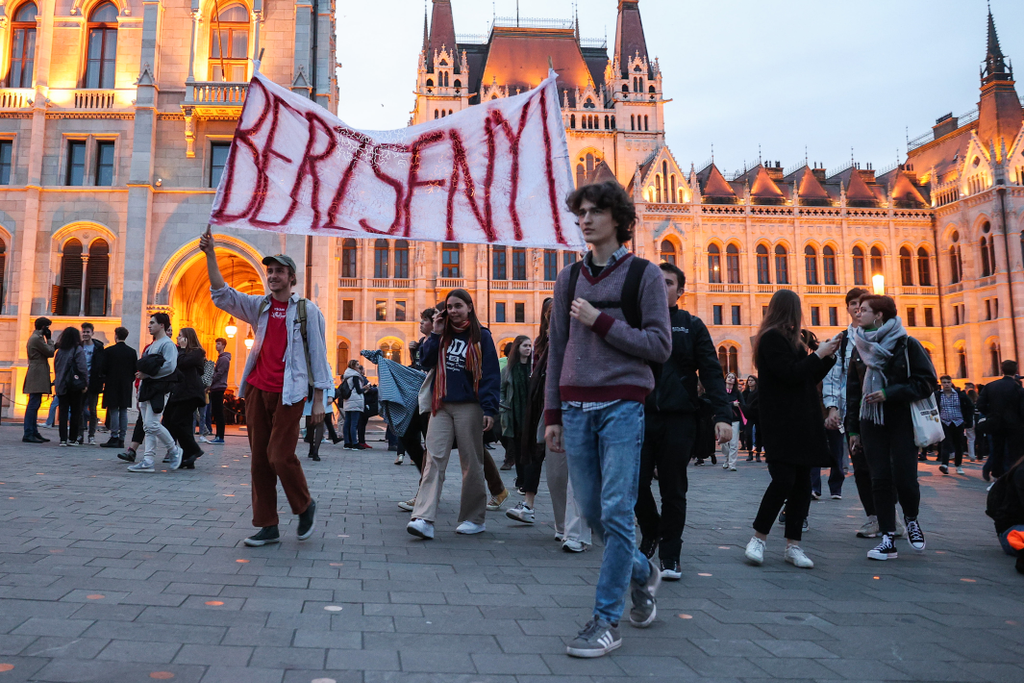 Hídfoglalás tüntetés, Kossuth tér, 2022.10.05. Budapest, tüntetés, tanárok, diákok, pedagógus tüntetés, diák, tanár, oktatás, 