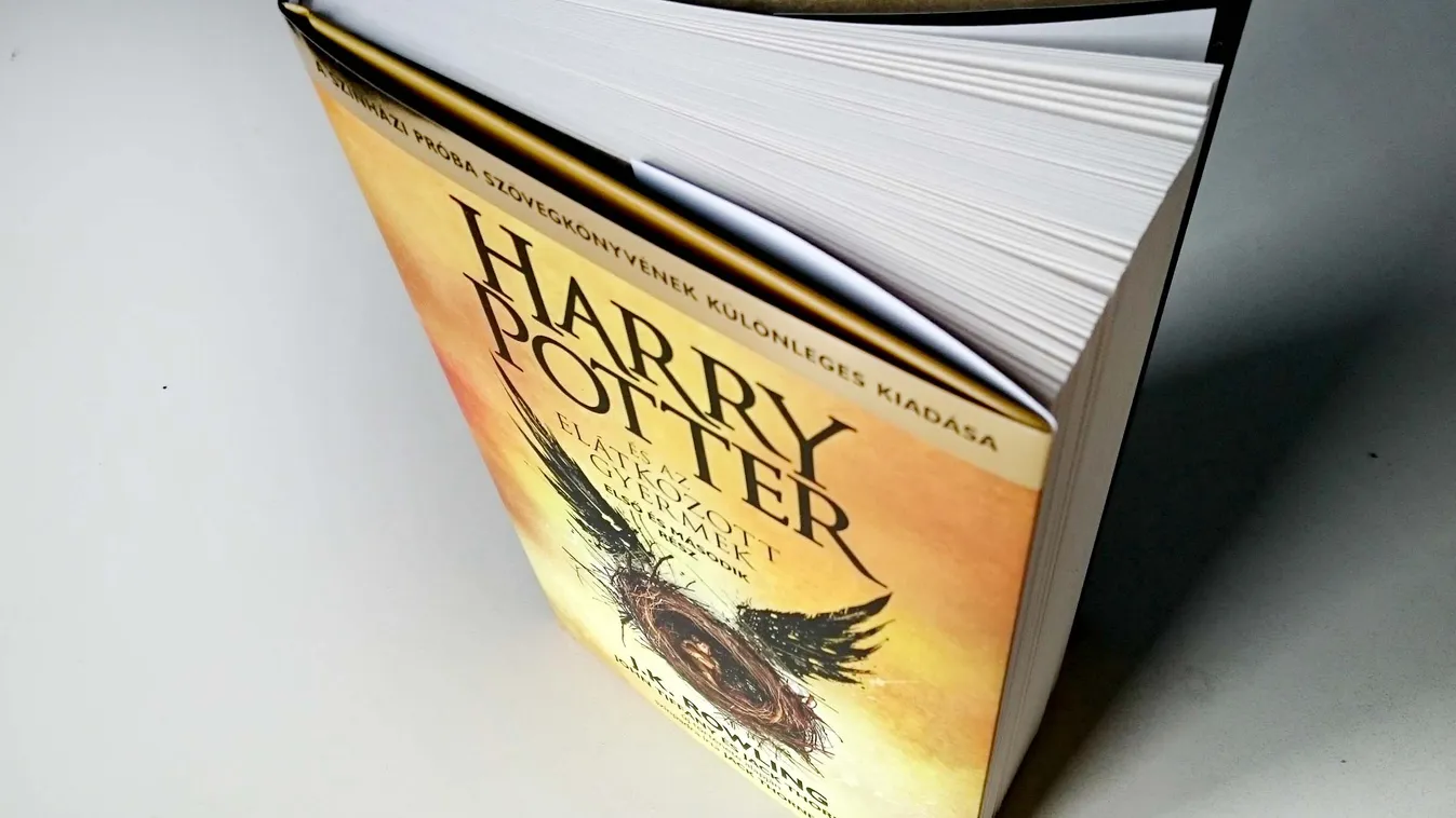 könyv Harry Potter és az elátkozott gyermek első és második rész J.K. Rowling John Tiffany Jack Thore
a színházi próba szövegkönyvének különleges kiadása 