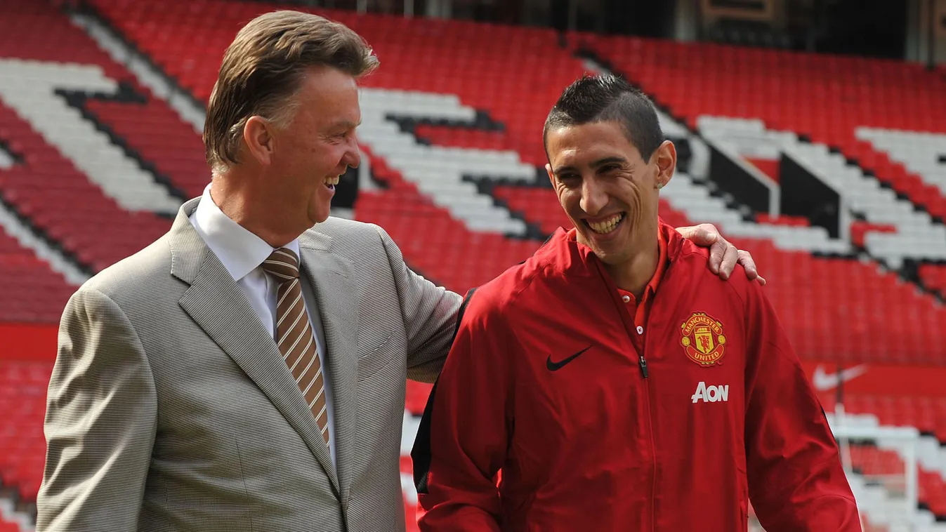 Manchester United's Dutch manager Louis van Gaal (L) walks with Manchester United's newly-signed Argentinian midfielder Angel di Maria (R) during an official presentation on the pitch at Old Trafford in Manchester, north-west England on August 28, 2014. M