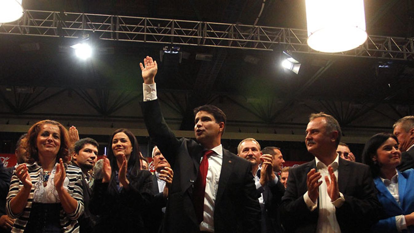 MSZP, Mesterházy Attila, az MSZP elnöke, frakcióvezetője (k), a párt jelöltjei és az elnökség tagjai a Változás elkezdődött című nagygyűlésen a miskolci Generali Arénában 2013. szeptember 13-án