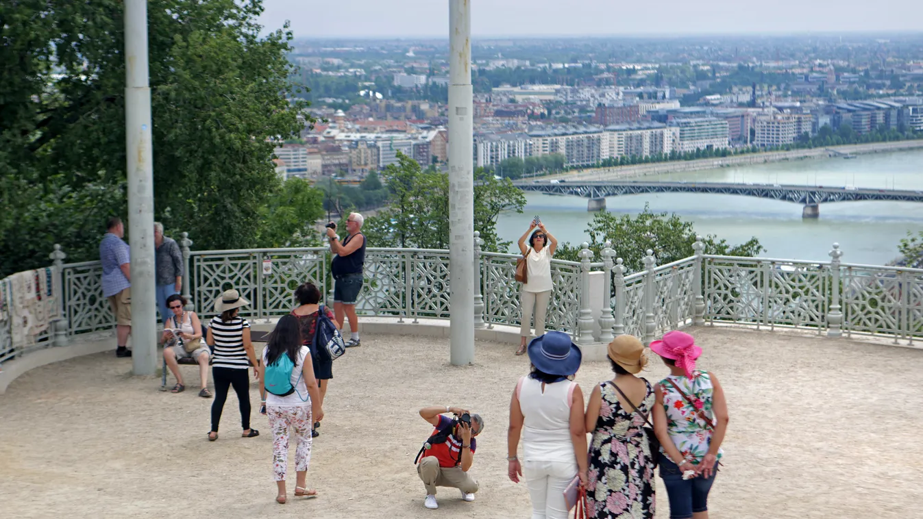 Háttal a nevezetességeknek Budapest, 
Lantos Gábor, 2016 július 13. Gellérthegy 