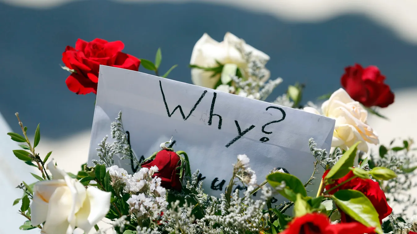 Szúsza, 2015. június 27. 
A "Miért?" felirat olvasható egy virágcsokorba helyezett borítékon a merénylet helyszínén, a tunéziai Szúszában 2015. június 27-én. Előző nap egy fegyveres Kalasnyikov gépkarabéllyal tüzet nyitott a tengerparti strandon pihenő tu