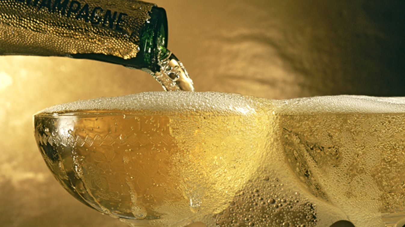 Pezsgő, pezsgős poharak, szilveszteri koccintás, amit a pezsgőről tudni kell 