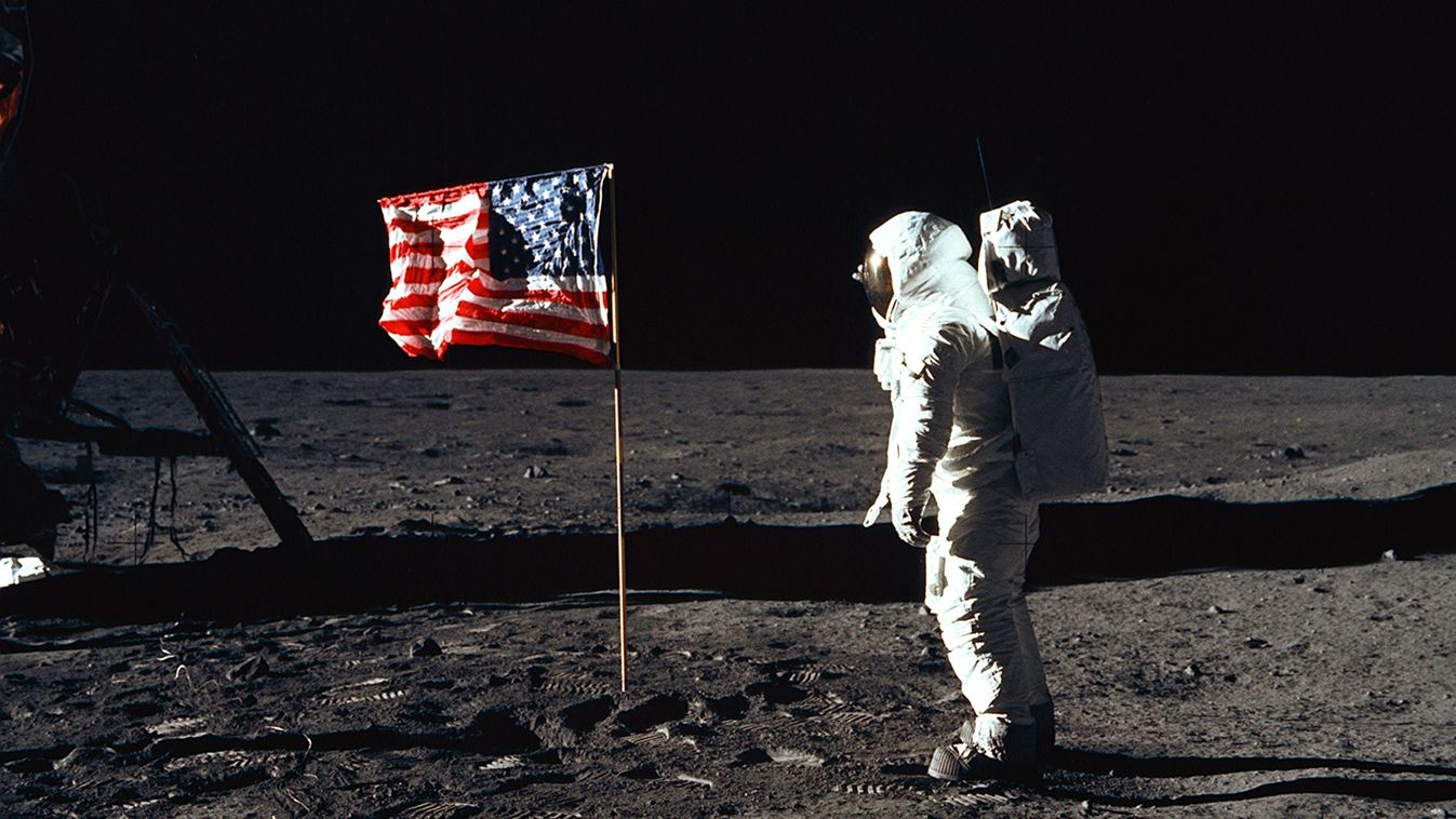 Buzz Aldrin Hold 1969 Apollo 11
űrhajó amerikai zászló 