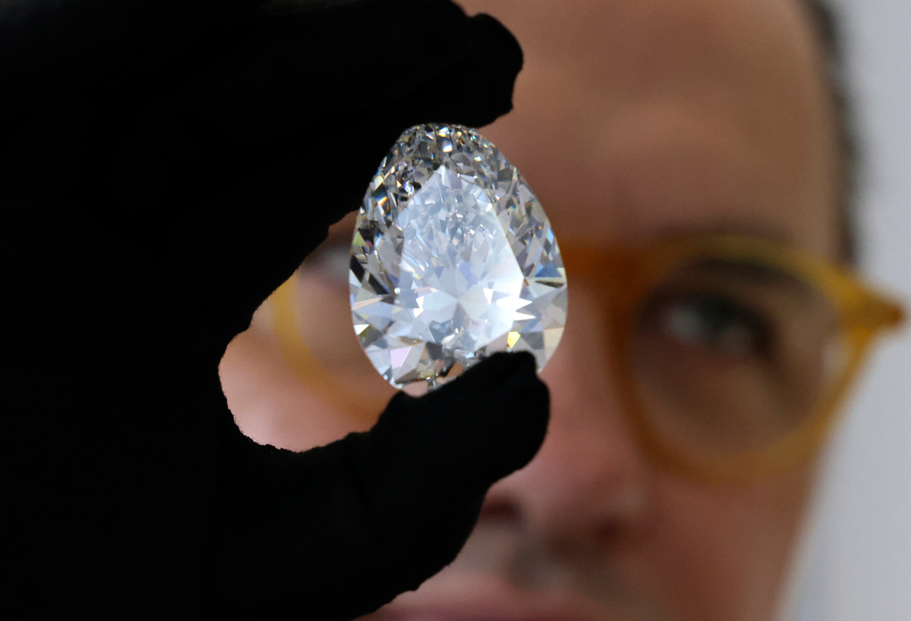 Vakítóan csillogó, óriási fehér gyémántot állítottak ki Dubajban, galéria, 2022 