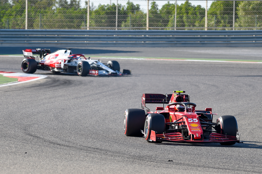 Forma-1, Bahrein teszt, 3. nap, Carlos Sainz, Ferrari, Kimi Räikkönen, Alfa Romeo 