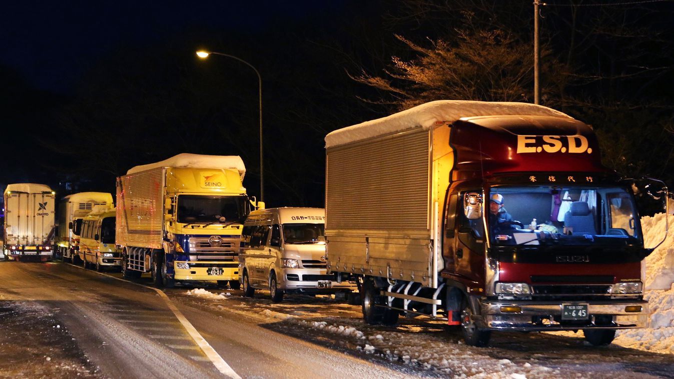 japán, havazás, időjárás, elakadt járművek a 18-as számú főútin Karuizawa környékén 