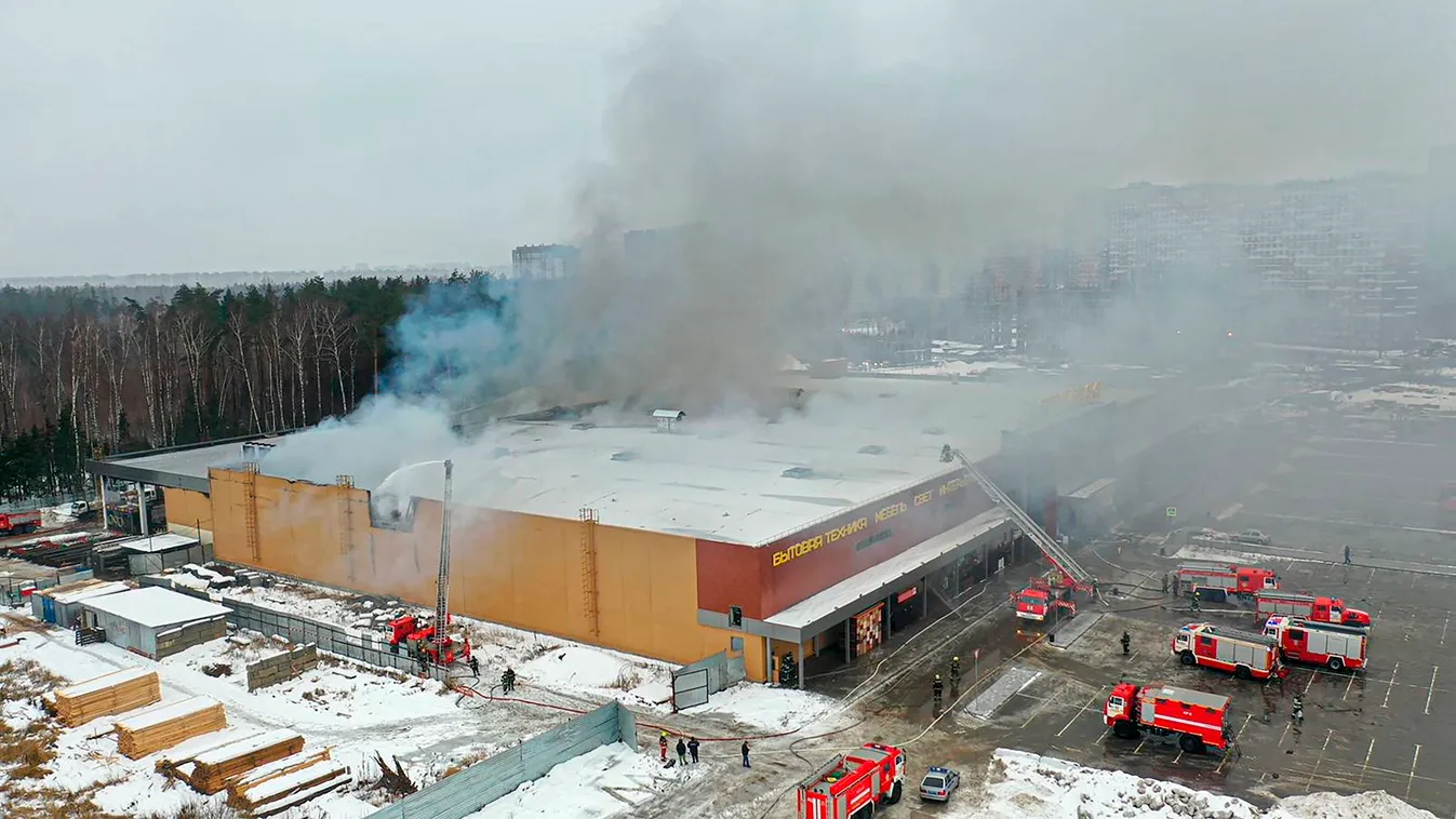 Moszkva, 2022. december 12.
A rendkívüli helyzetek orosz minisztériumának sajtószolgálata által közreadott képen tűzoltók fékezik meg a lángokat a Moszkva melletti Balasiha településen, ahol kigyulladt és részben beomlott egy bevásárlóközpont 2022. decemb