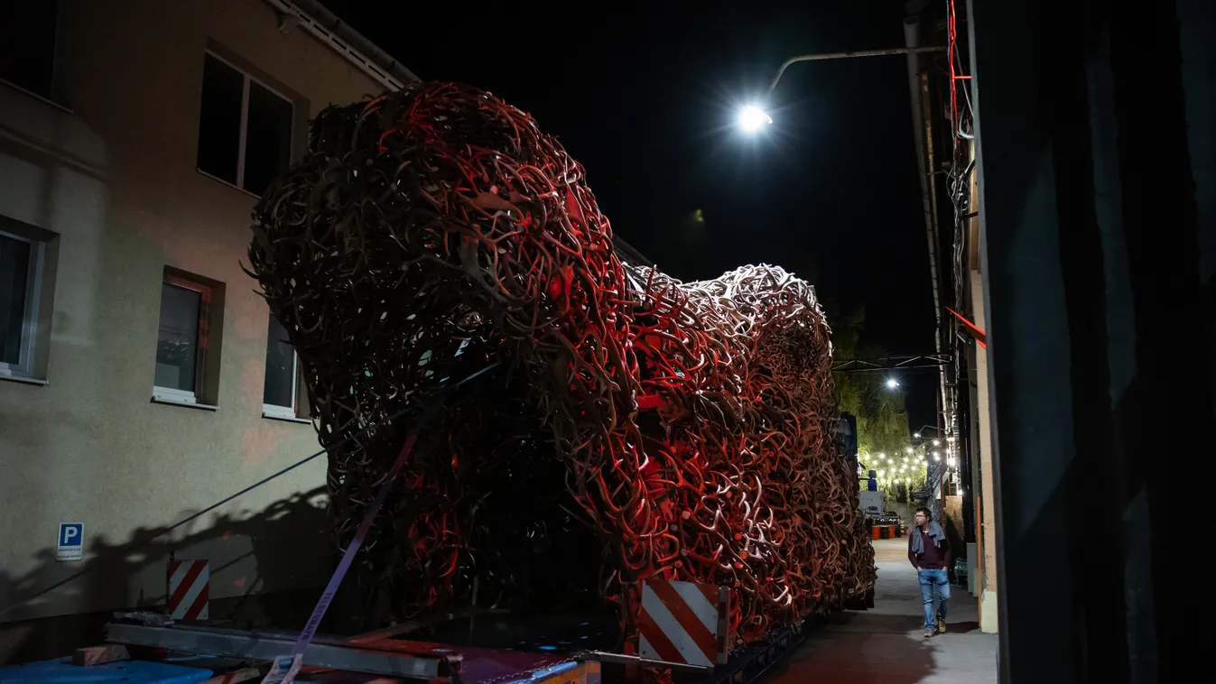 A Totem a Világkiállítás kapuja a hullajtott agancsokból készült bőgő szarvasbikafej A Totem, a Világkiállítás kapuja, a hullajtott agancsokból készült bőgő szarvasbikafej 