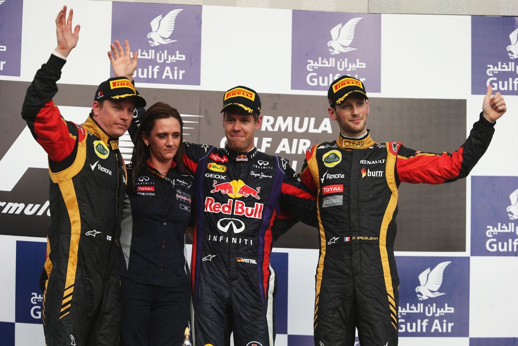 Forma-1, Romain Grosjean, Kimi Räikkönen, Lotus, Sebastian Vettel, Gill Jones, Red Bull, Bahreini Nagydíj 2013, dobogó 
