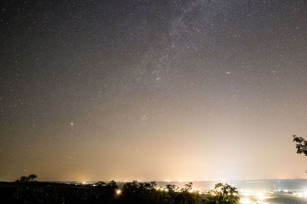 Villány, 2020. augusztus 13.
Az egyik legismertebb, sűrű csillaghullást előidéző meteorraj, a Perseidák egyik tagja (b) Villány felől fotózva 2018. augusztus 12-én.
MTI/Sóki Tamás 