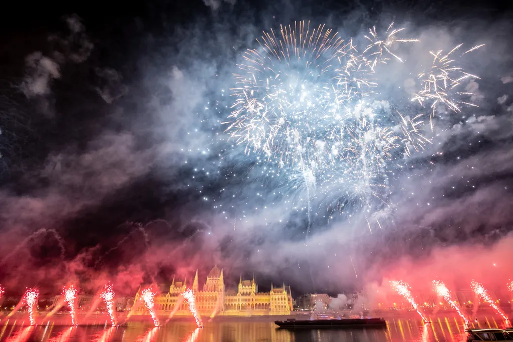 Tűzijáték, Budapest, 2022.08.27., tömeg, „Tűz és fények játéka" című műsor, fényfestés, drónshow, 4 rész 