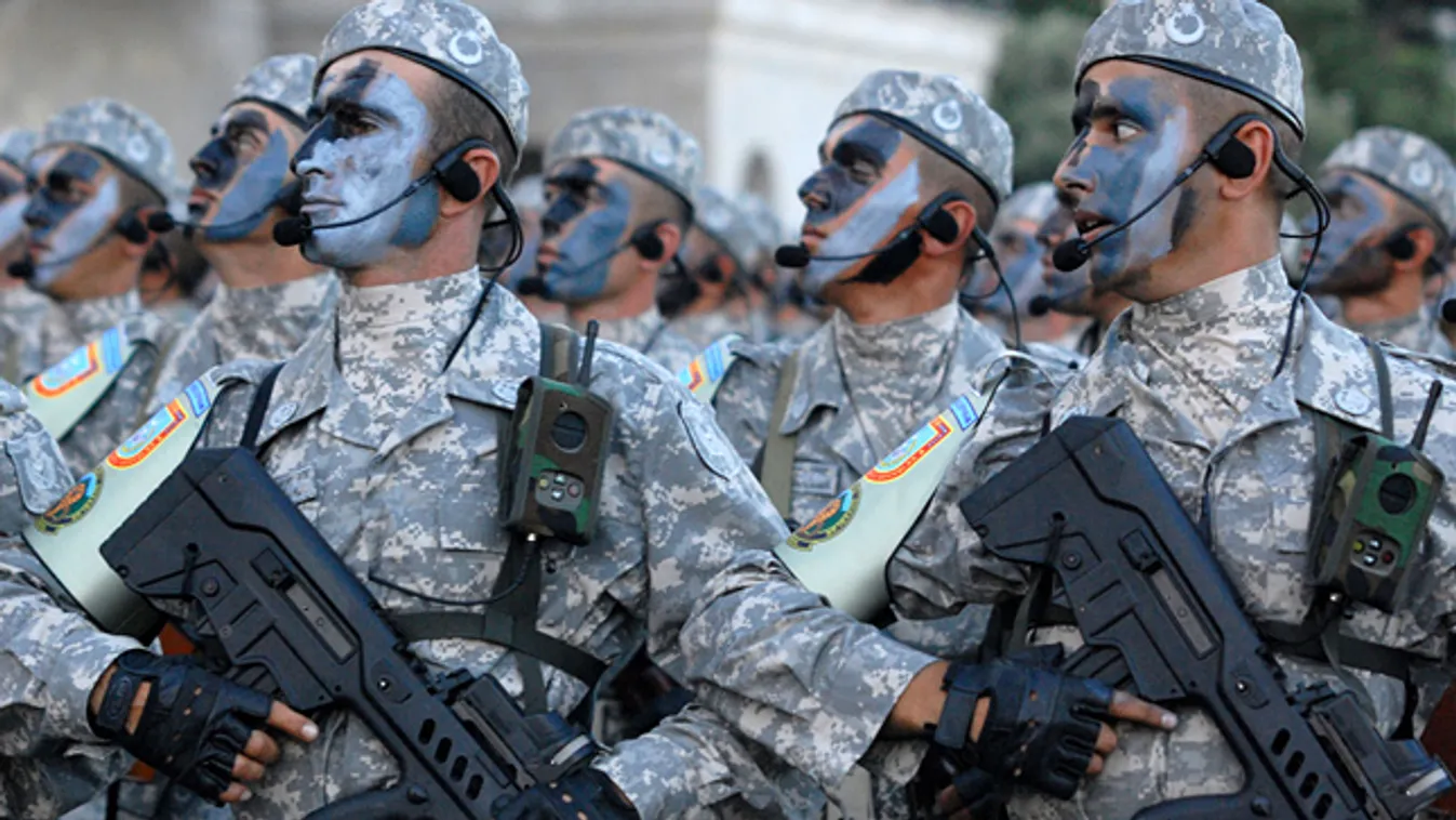 Azerbajdzsán, az azeri hadsereg felvonulása egy 2008-as katonai parádén 
