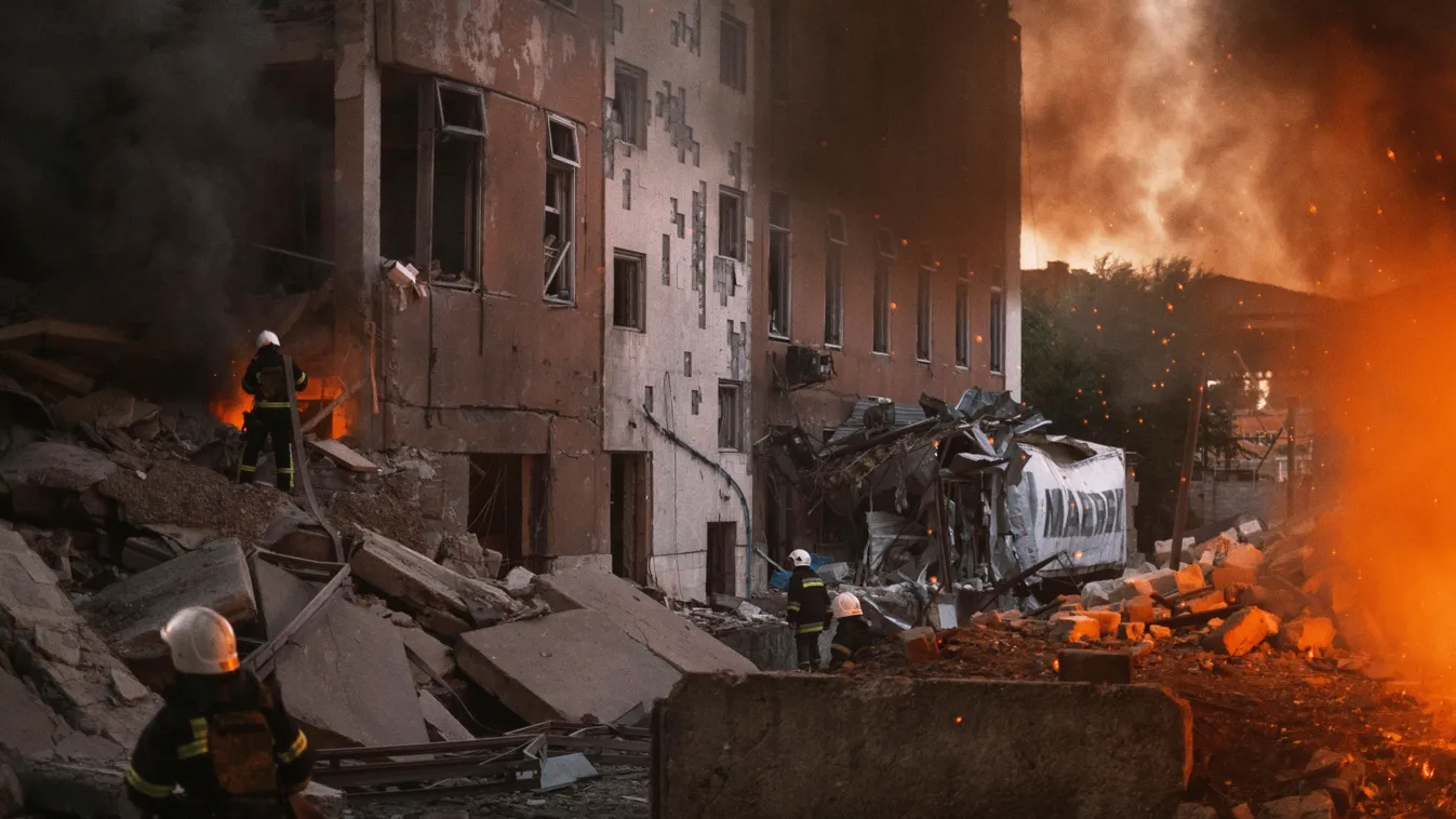Mikolajiv, 2022. június 19.
Lángoló épületnél tűzoltók a dél-ukrajnai Mikolajivban egy orosz tüzérségi támadás után, 2022. június 18-án.
MTI/AP/George Ivanchenko 