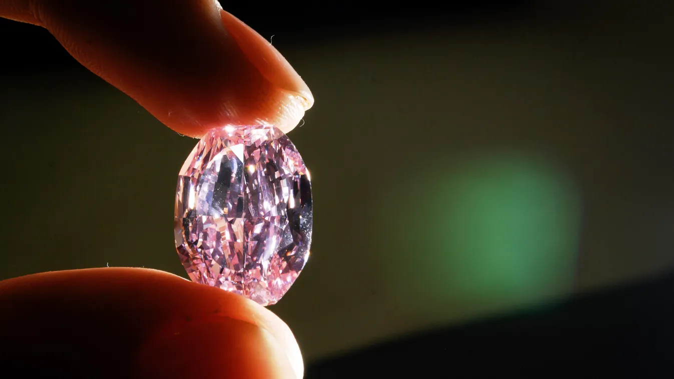 Horizontal (FILES) This file photo taken on November 6, 2020,  in Geneva shows the “The Spirit of the Rose” a rare 14,83 carats vivid purple pink diamond, during a press preview ahead of sales by Sotheby's auction house. - The rare pink diamond derived fr