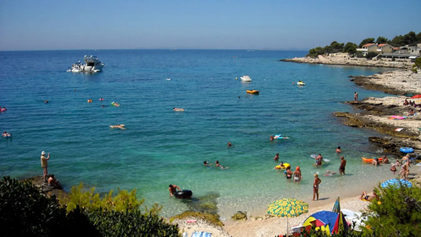 Strand az Adriai-tenger partján, Sibenik közelében 