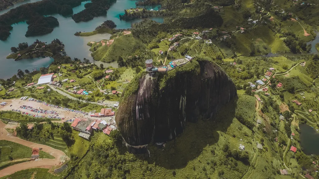 Piedra del Penol, Guatape, szikla, monolit, kolumbia, látványosság, turizmus, kilátó, lépcső 
