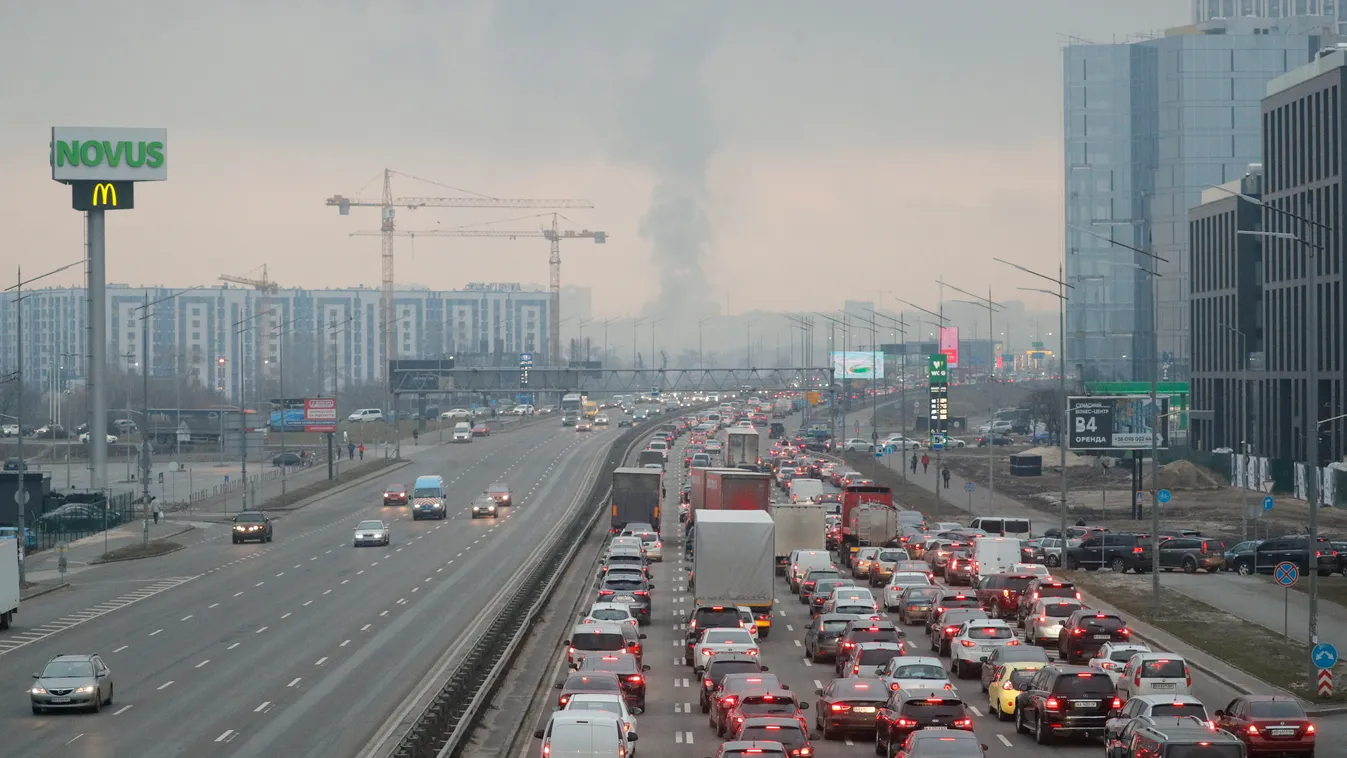 Ukrán válság, 2022, Ukrajna, Kijev, autók, sor, dugó, autó, elhagyják az emberek a várost 
