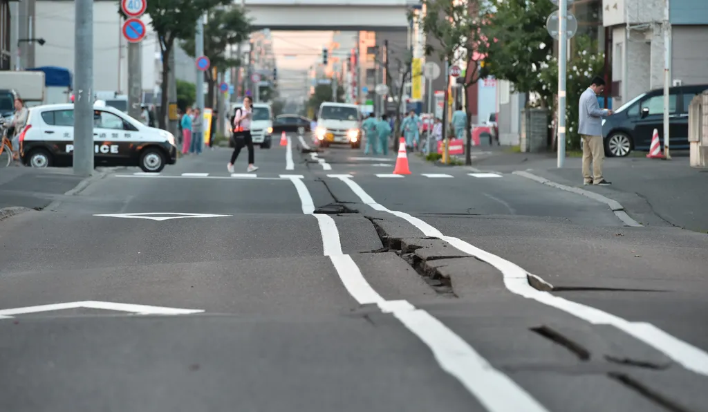 Japán, földrengés, természeti katasztrófa 