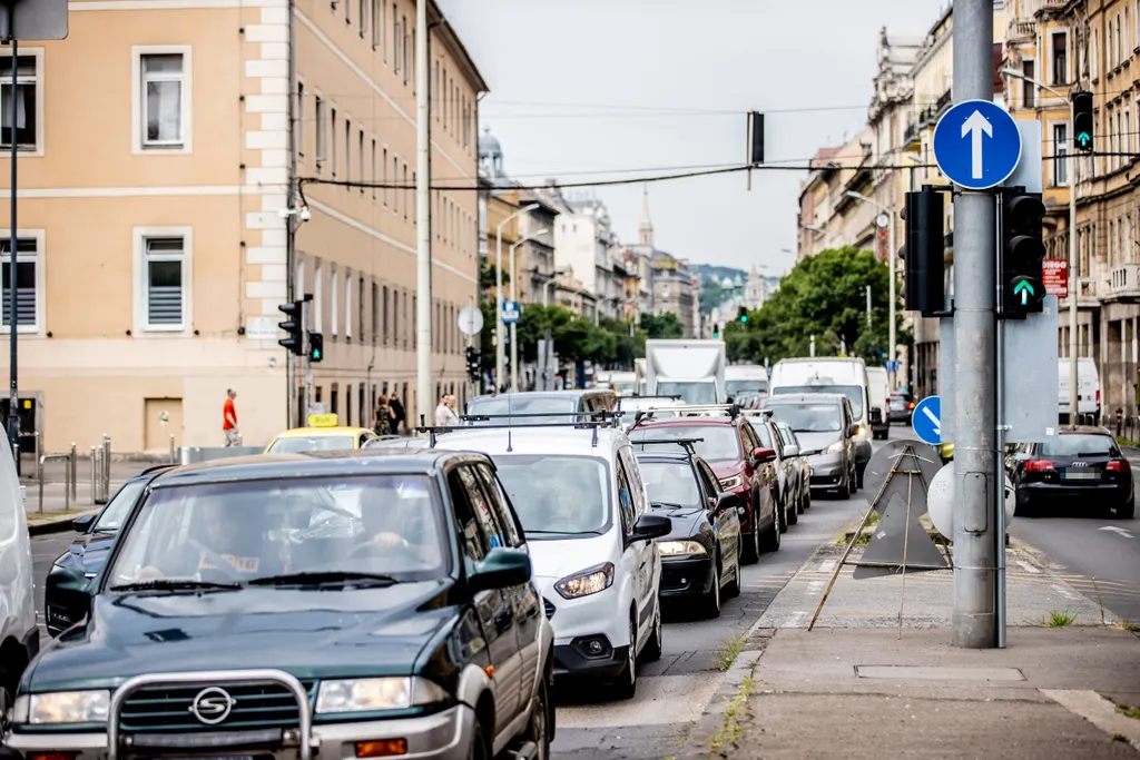 2021.07.12. Budapest, Blaha Lujza tér, dugó, közlekedés, építkezés, autó, BKV, busz, fennakadás, munkagép, torlódás 