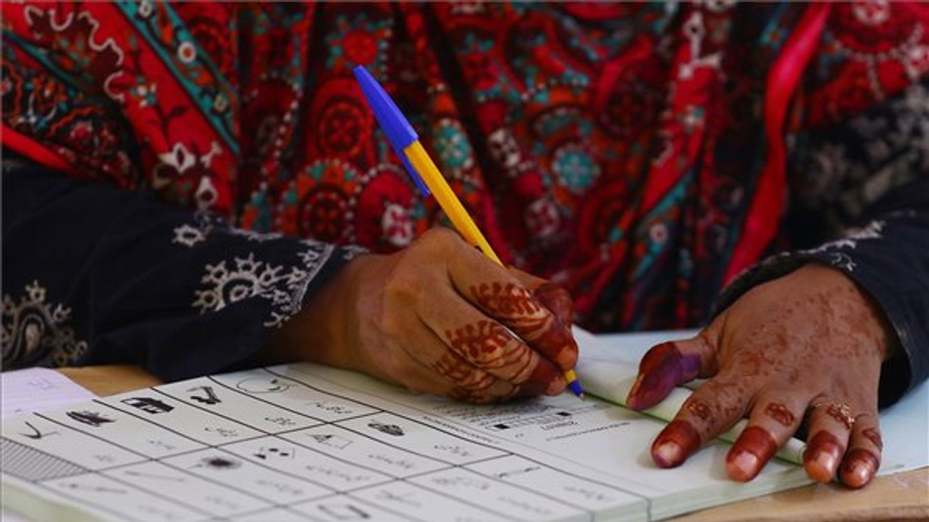 Pakisztáni választási biztos adminisztrál Karacsi déli nagyváros egyik szavazóhelyiségében a parlamenti választások napján, 2018. július 25-én. 