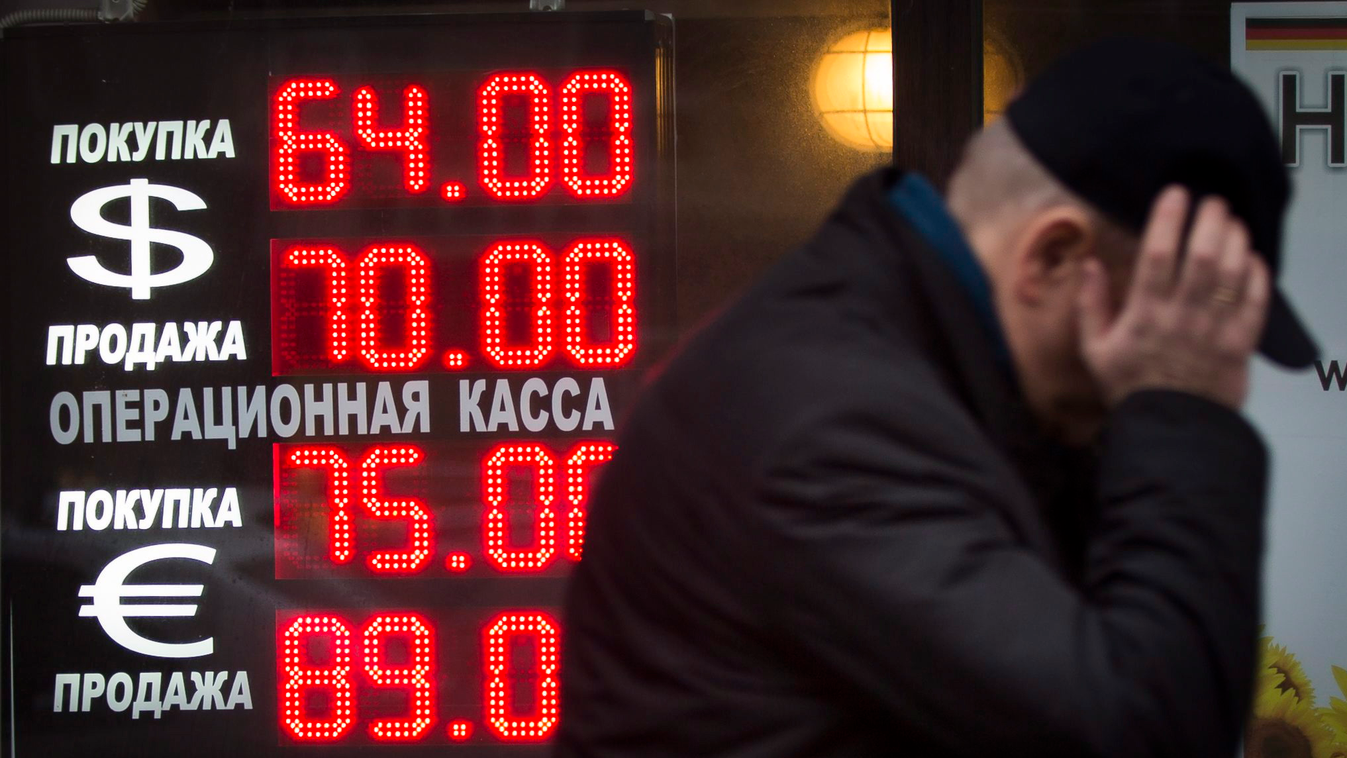 dollárjel eurójel kijelző rubelárfolyam orosz gazdaság rubel bedőlés
A dollár (felül) és az euró vételi és eladási rubelárfolyamai egy moszkvai pénzváltó fényreklámján 2014. december 16-án. Az orosz jegybank az éjjel 6,50 százalékponttal 17 százalékra eme
