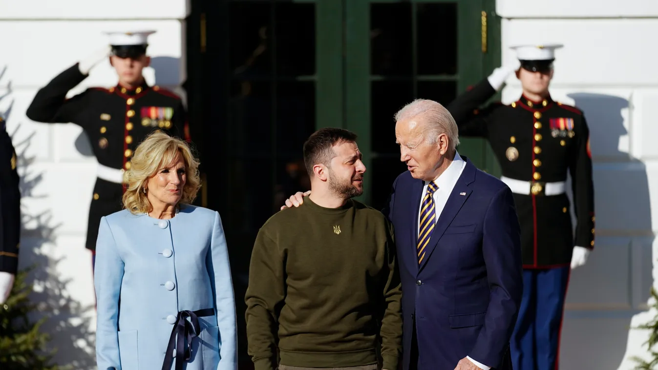 BIDEN, Joe; ZELENSZKIJ, Volodimir; BIDEN, Jill Washington, 2022. december 21.
Volodimir Zelenszkij ukrán elnököt (k) fogadja Joe Biden amerikai elnök és a felesége, Jill Biden a washingtoni Fehér Háznál 2022. december 21-én. Az Ukrajna ellen Oroszország á