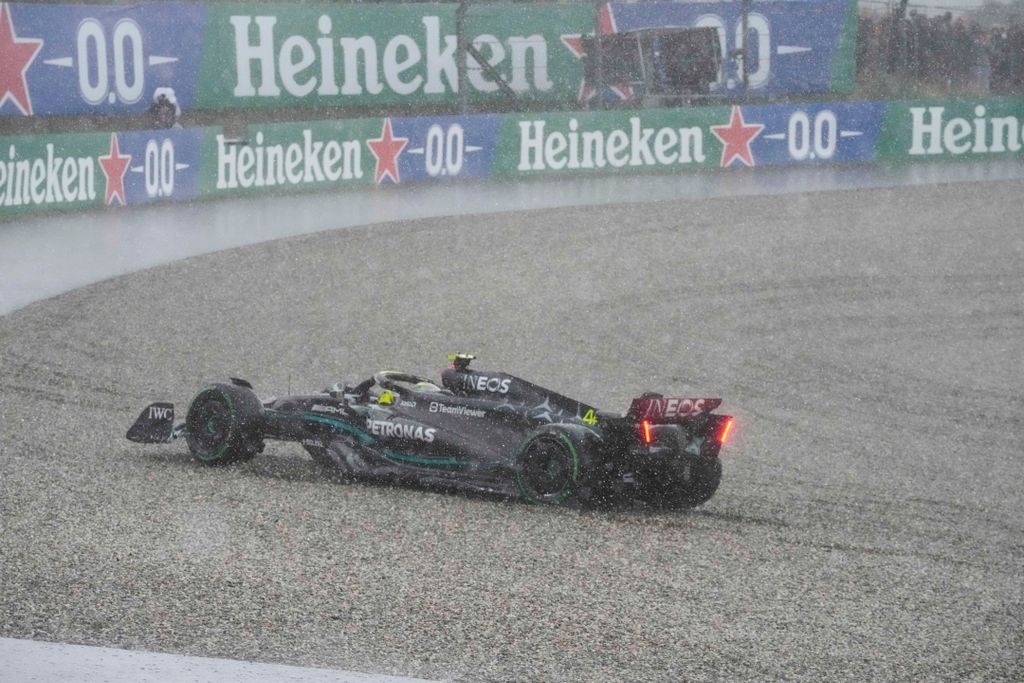 HAMILTON, Lewis Zandvoort, 2023. augusztus 27.
Lewis Hamilton, a Mercedes brit versenyzője kicsúszik a Forma-1-es autós gyorsasági világbajnokság Holland Nagydíján a zandvoorti pályán 2023. augusztus 27-én.
MTI/AP/Peter Dejong 