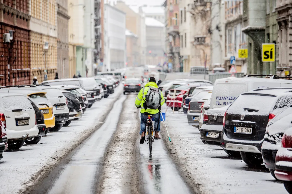 havazás, havas autók, sószórás, havas Budapest, város, január, hó 