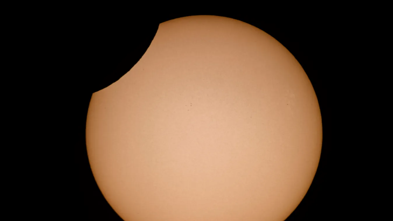 Bánk, 2021. június 10.
Részleges napfogyatkozás Bánkról fényképezve 2021. június 10-én. 