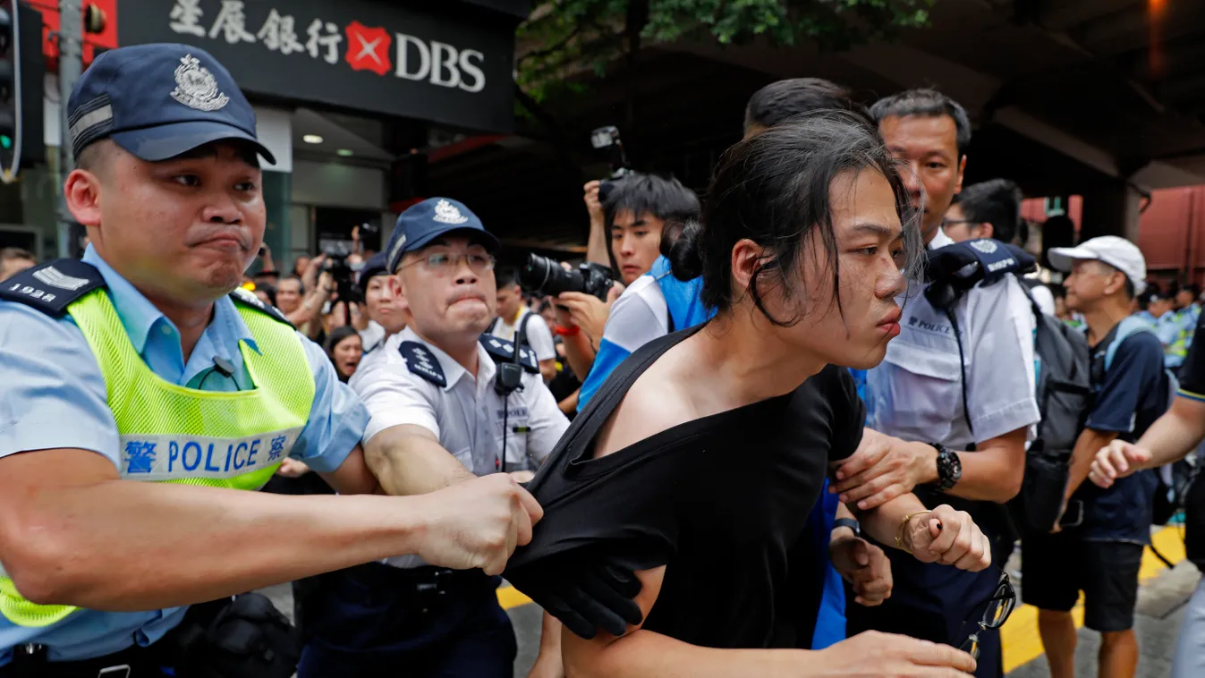Hongkong, 2019. június 9.
Tiltakozót vesznek őrizetbe a kilátásba helyezett kiadatási egyezményt ellenző tüntetésen Hongkongban 2019. június 9-én. A törvényjavaslat – amely lehetővé tenné, hogy Hongkong kiadjon szökevényeket Kínának – ellenzői megkérdőjel