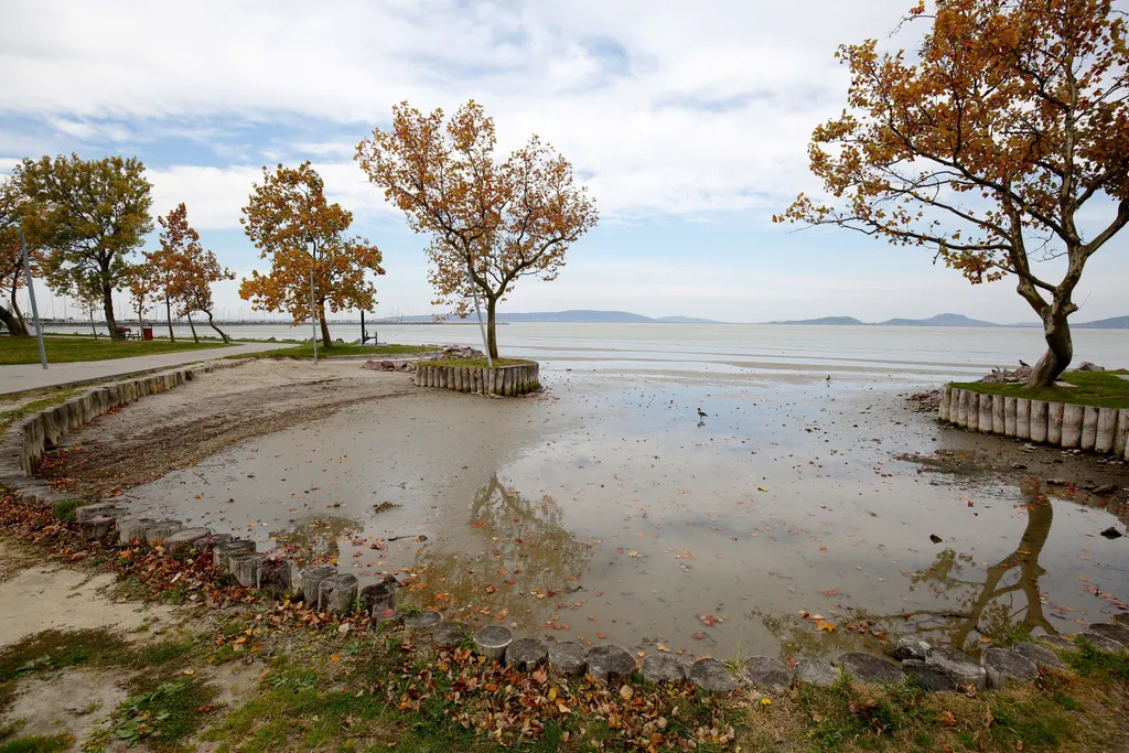 Kibillent a Balaton a viharos szélben 