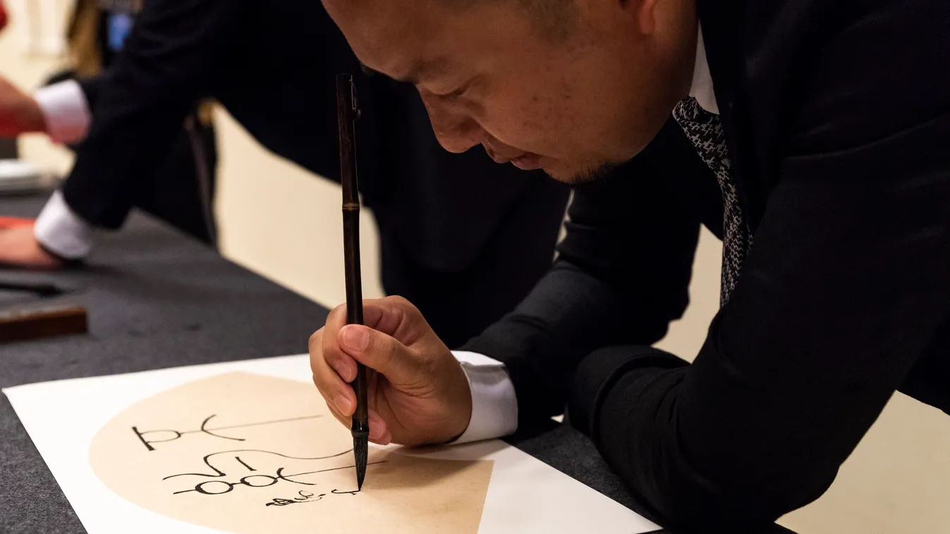 Budapest, 2018. szeptember 3.
Kalligráfiabemutató a Hsziling Pecsétfaragó Társaság kiállításának megnyitóján az Országos Széchényi Könyvtárban (OSZK) 2018. szeptember 3-án. A pecsétfaragás az egyik legősibb kínai művészeti ág.
MTI Fotó: Mónus Márton 