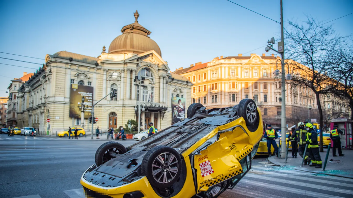 baleset a Vígszínház előtt, taxi, takart rendszám 