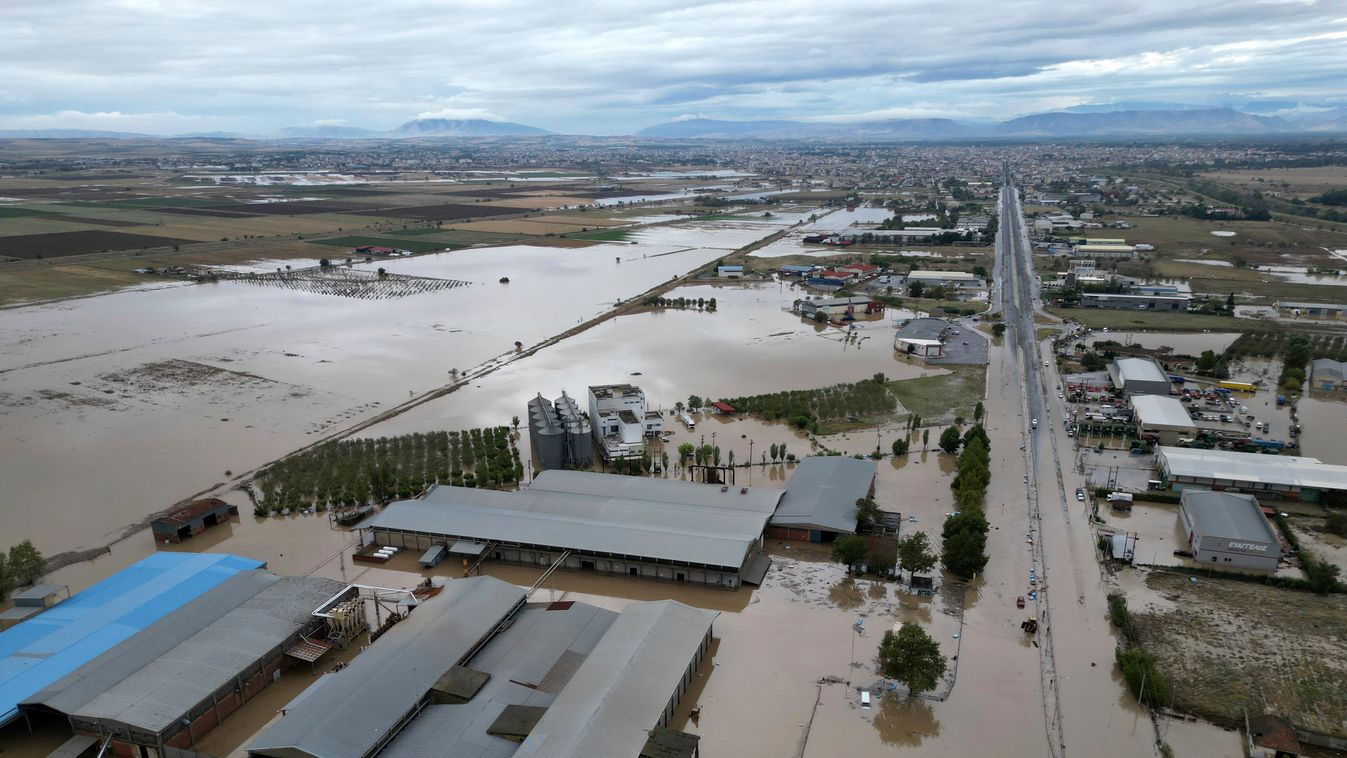 Lárisza, 2023. szeptember 7.
Légi felvétel a Daniel nevű vihar okozta árvíz által elöntött területekről Láriszában 2023. szeptember 7-én. Görögország középső részén 24 óra alatt 60-80 centiméter csapadék hullott, amelynek következtében a környező falvakat