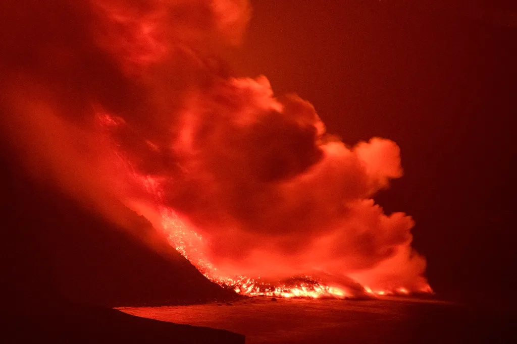 Cumbre Vieja vulkán, vulkánkitörés, Kanári-szigetek, Spanyolország, La Palma, láva 