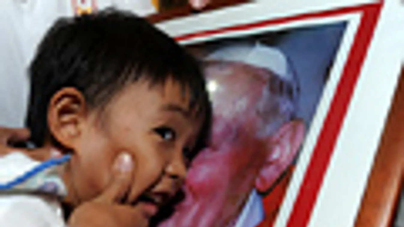 világ katolikusai, az új pápa feladatai, egy fillipinó kisfiút kényszerítenek II. János Pál képének megcsókólásárára Manilában, 2011