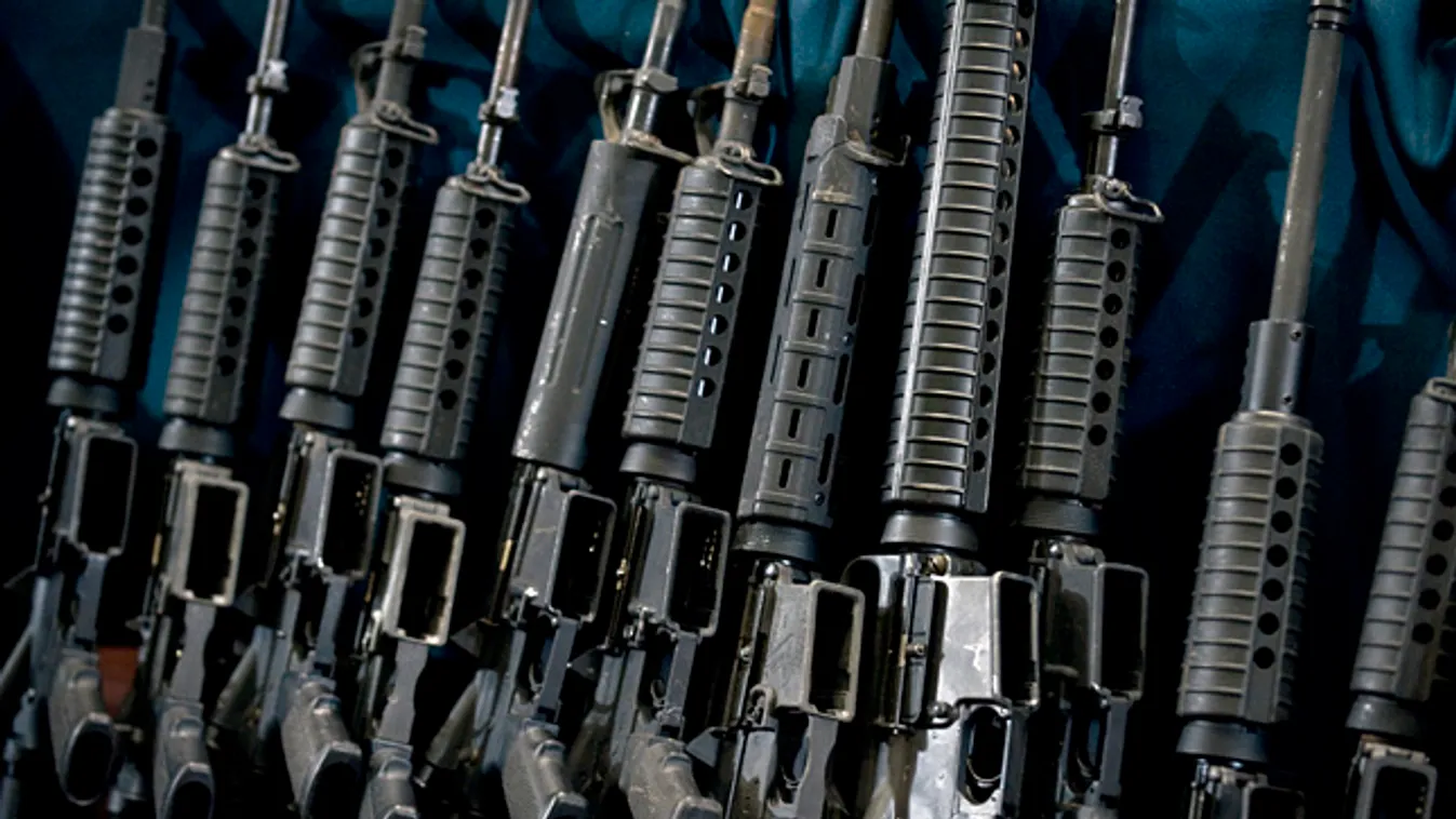 Mexikó, drogháború, bandaháború, a Los Zeta bandától lefoglalt fegyverek egy razzia után Mexikóvárosban 2011.12.13-án 