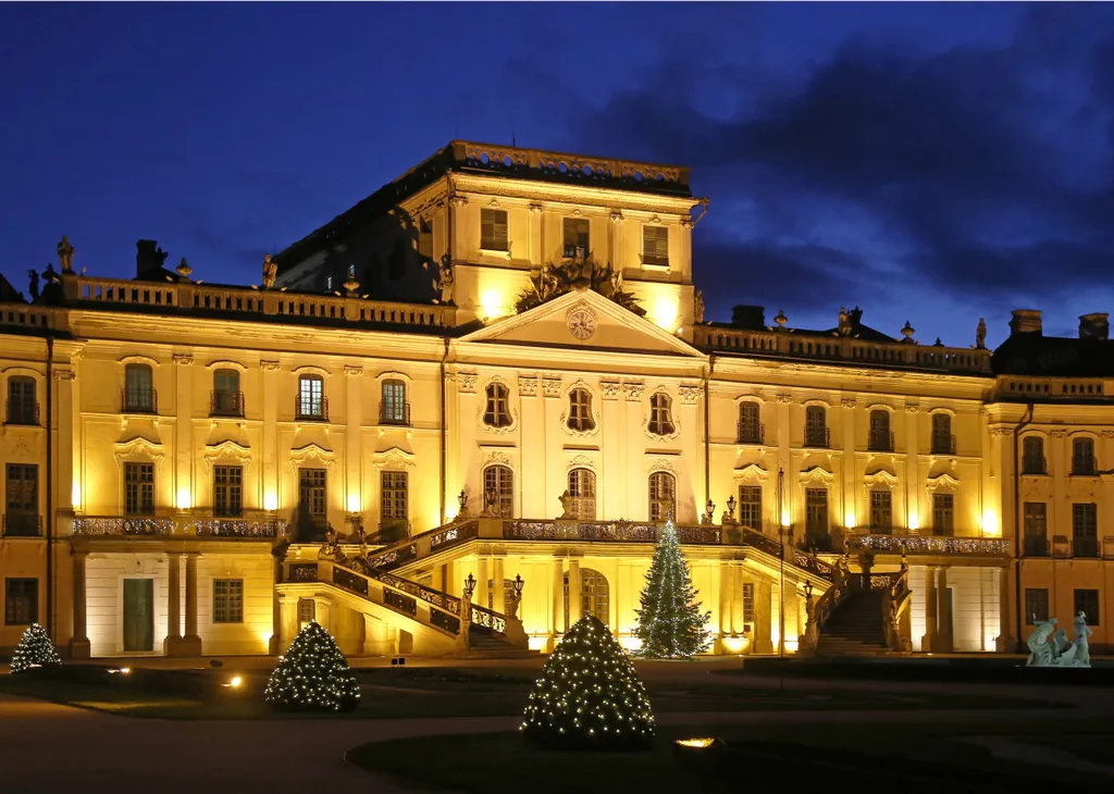 A fertődi Esterházy-kastély karácsonyi díszkivilágításban 