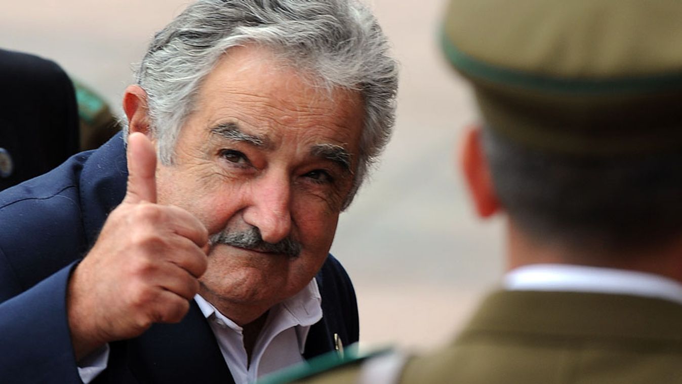 Jose Mujica, Uruguay köztársasági elnöke megérkezik Chilébe egy konferenciára 2010-ben