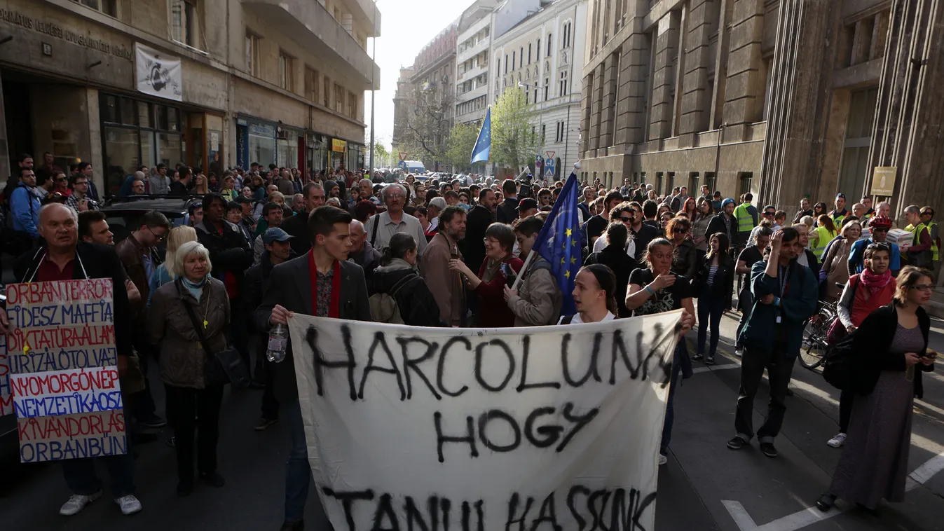 Tüntetés az Emberi Erőforrások Minisztériuma elött 2015 április 22-én Tüntetés az Emberi Erőforrások Minisztériuma elött 2015 április 22-én 