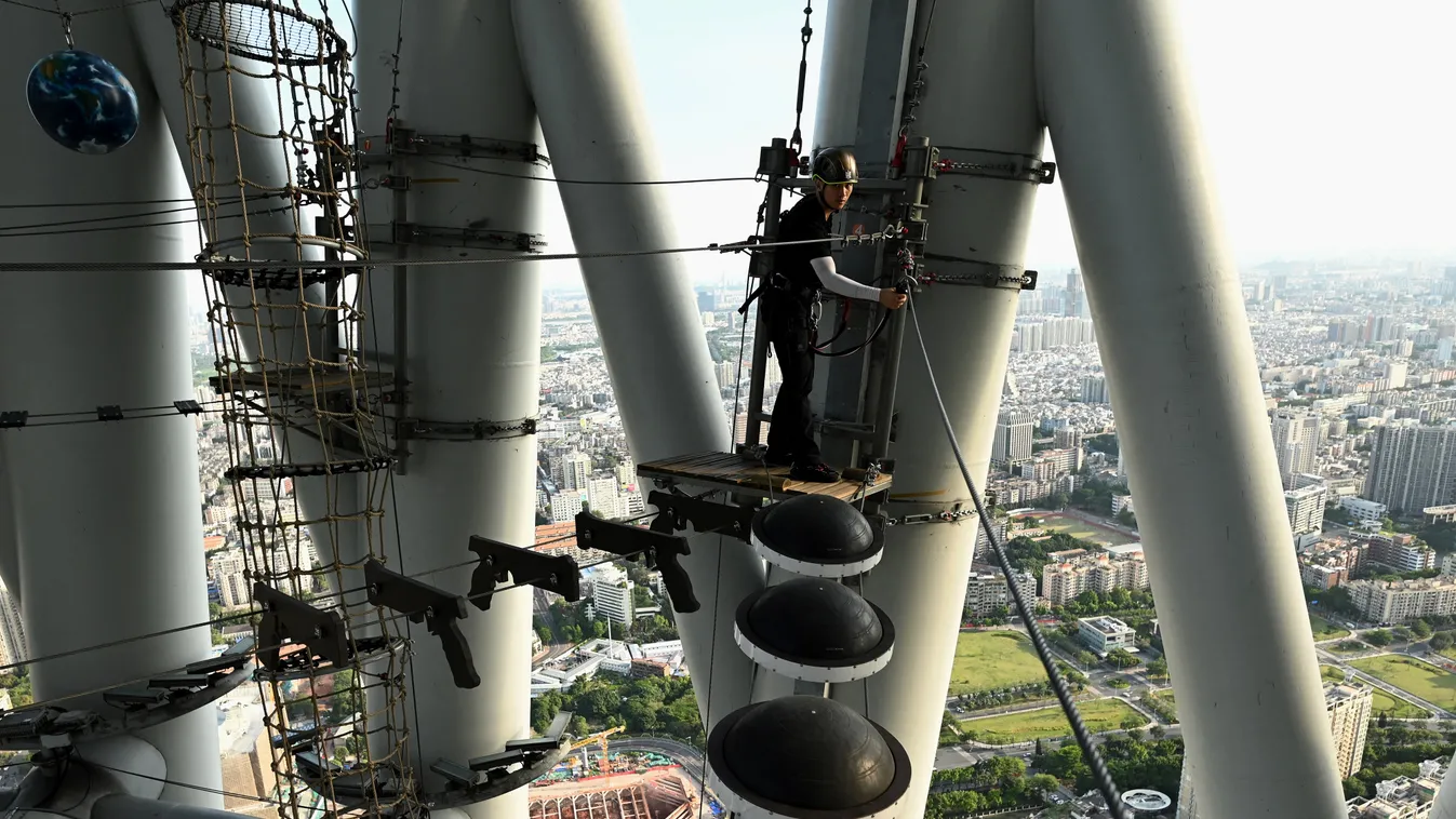 Kalandvágyók dacolnak a gravitációval a legmagasabb kínai tévétoronyban, galéria, 2021 