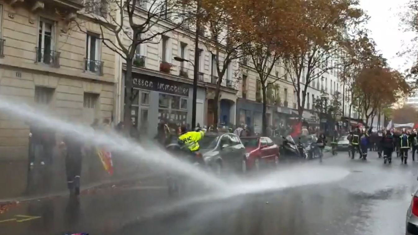 Parizs, tüntetés, tűzoltók, vízágyú 