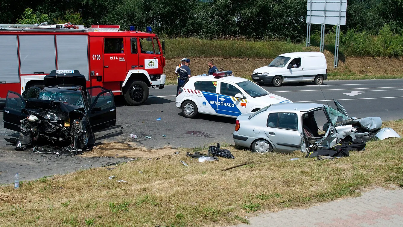 Dunaföldvár, 2015. június 27.
Rendőrök helyszínelnek két összeroncsolódott személyautó mellett a 6-os úton, Dunaföldváron 2015. június 27-én. A két autó balesetében egy férfi a helyszínen meghalt, egy súlyos és négy könnyű sérültet kórházba szállítottak. 
