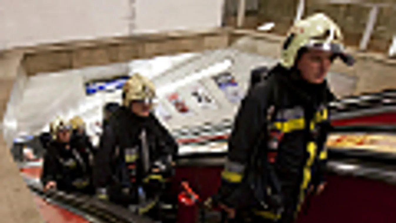 tűzoltók a Deák téri metróban, kiürítették az állomást