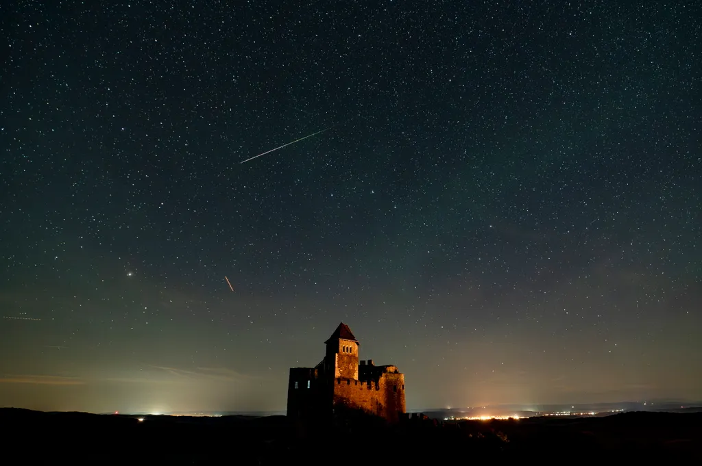 Lenyűgöző képeken a Perseida meteorraj a hollókői vár felett, galéria, 2023 