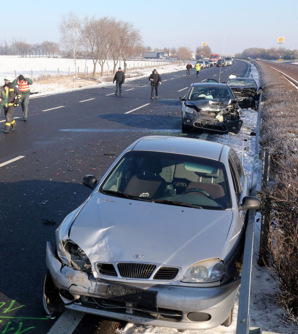 Mezőkeresztes, 2019. január 21.
Összeroncsolódott személyautók az M3-as autópályán, Mezőkeresztes térségében 2019. január 21-én. Az autópálya Budapest felé vezető oldalán, a geleji pihenő közelében nyolc személygépkocsi rohant egymásba. Az elsődleges info