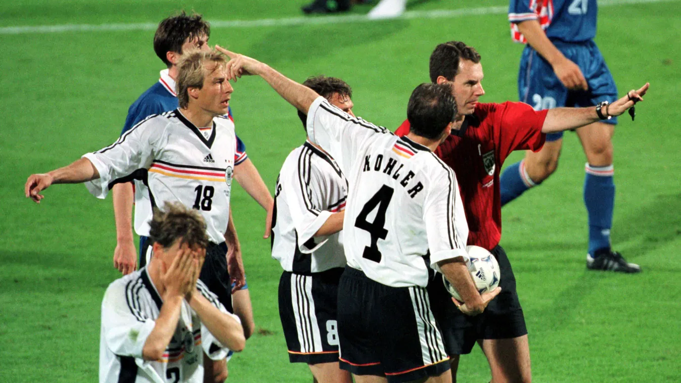 Soccer World Cup 1998: Germany vs Croatia - Red card for Woerns .Fußball .Sport .WM .Weltmeisterschaft 1998 Ball Croatia Deutschland-Kroatien Diskussion Enttäuschung Germany SPO Schiedsrichter SPORT arguing beschweren complaining despair disappointed disc